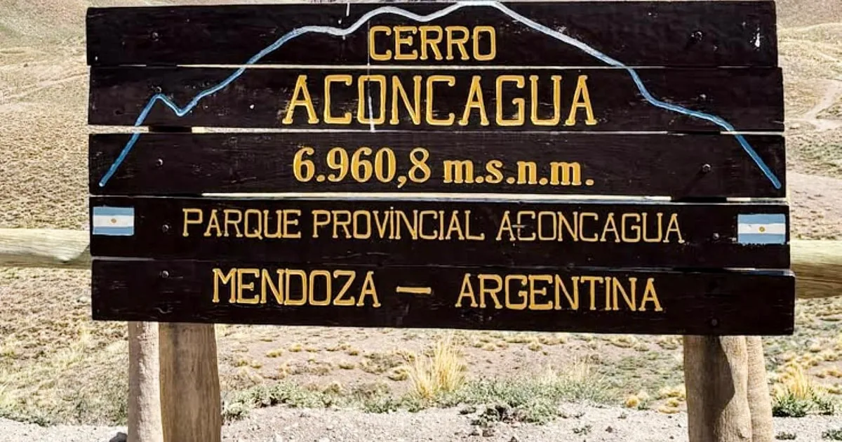 Il cartello di legno del parco con la scritta Cerro Aconcagua 6.960,8 m.s.n.m., Parque Provincial Aconcagua, Mendoza, Argentina