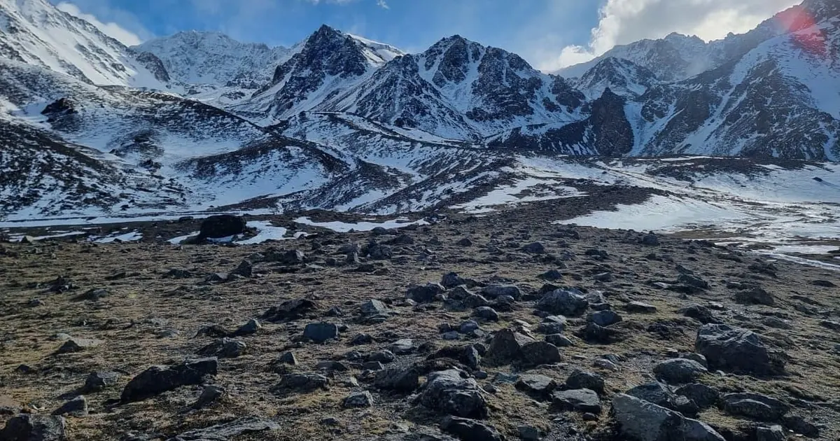Vette innevate sopra un altopiano sassoso nel Cordón del Plata