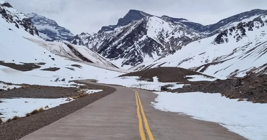 Die Ruta 7 steigt im Winter durch ein verschneites Tal zur chilenischen Grenze an